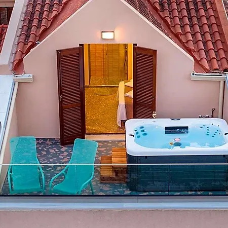 Pink Panther Maisonette فندق *